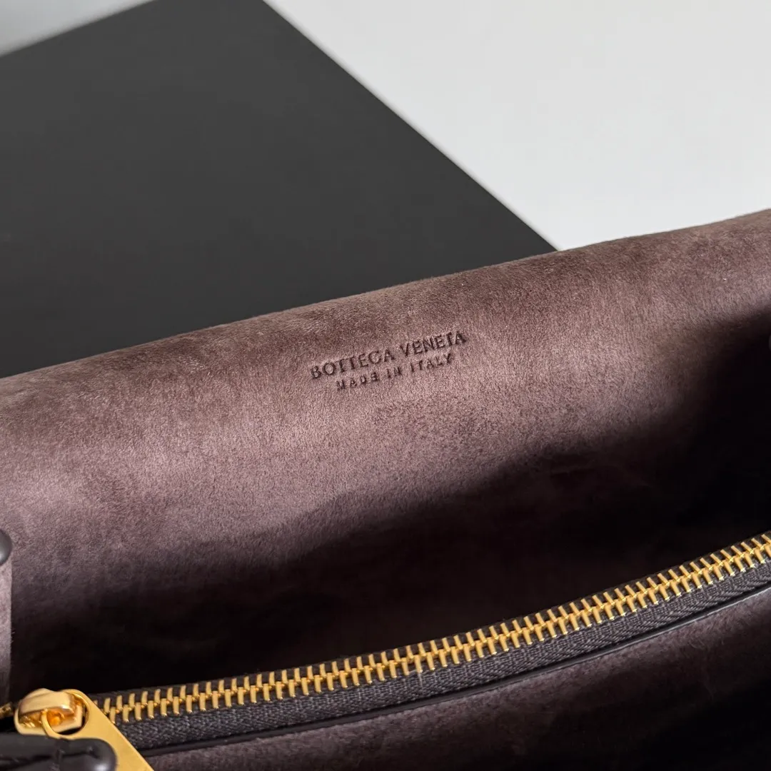 Batch 1720 Bottega Veneta’s new early spring products are here◍˃ᵕ˂◍ The super cute little bag captures my heart every time. This kind of simple little bag that can be carried on the back at any time is really convenient. The surprise of this Notturno clutch lies in the three independent spaces inside. Babies with a lot of belongings must be able to empathize with the tiredness of searching for items for a long time every time. This divided area design simply captures my heart. Style number: 843893 Size: 21*11*9cm Color: suede black and brown